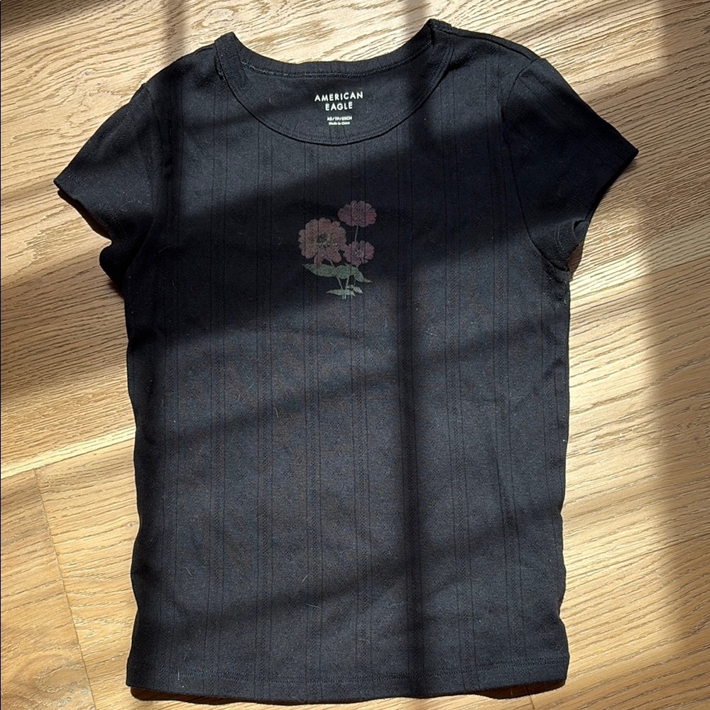 American Eagle Black T-Shirt with roses